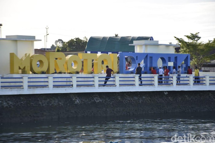 WiFi gratis bikin taman kota Morotai kian asyik buat narsis. (Foto: BAKTI Kominfo) WiFi gratis bikin taman kota Morotai kian asyik buat narsis. (Foto: BAKTI Kominfo)