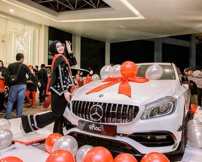Adakah Eyna dalam mimpi #eynaturns17, tulisnya dalam postingan Instagram, yang memperlihatkan dirinya berpose di samping mobil Mercedes-Benz. Foto: Instagram/@eynanan