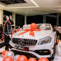 Adakah Eyna dalam mimpi #eynaturns17, tulisnya dalam postingan Instagram, yang memperlihatkan dirinya berpose di samping mobil Mercedes-Benz. Foto: Instagram/@eynanan