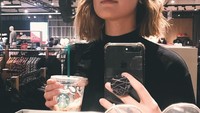 Terpaut usia 6 tahun, Natasha kompak dengan sang kakak yaitu Kimberly Ryder. Ini nih posenya saat selfie dengan segelas latte di tangan. Foto: Instagram natasharyder
