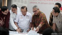 Masing-masing perwakilan pasangan capres-cawapres menandatangani surat suara yang telah divalidasi dan disetujui.