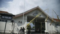 Pekerja memasang penjor atau tiang bambu yang dihiasi janur daun kelapa muda di depan Gerbang Puro Pakualaman, DI Yogyakarta, Jumat (4/1/2019). ANTARA FOTO/Hendra Nurdiyansyah.