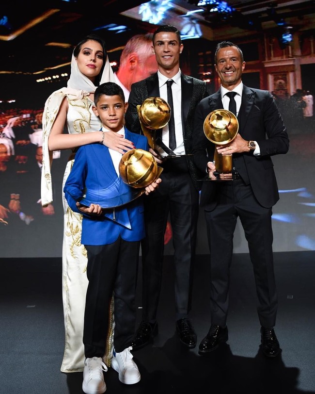 Sosok Georgina Rodriguez, kekasih pesepakbola Ronaldo kerap menjadi pusat perhatian. Salah satunya saat ia tampil memakai kerudung di kepala di acara Globe Soccer Awarss 2018. Foto: Instagram