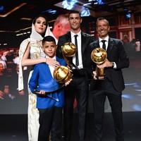 Sosok Georgina Rodriguez, kekasih pesepakbola Ronaldo kerap menjadi pusat perhatian. Salah satunya saat ia tampil memakai kerudung di kepala di acara Globe Soccer Awarss 2018. Foto: Instagram