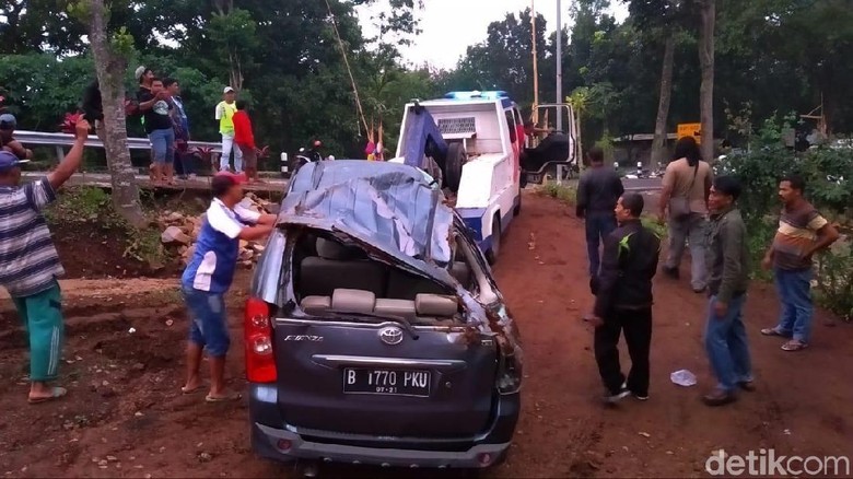 Mobil Isi 7 Orang Terguling di Jalur Batu-Mojokerto, 2 Tewas Mobil Isi 7 Orang Terguling di Jalur Batu-Mojokerto, 2 Tewas