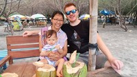 Dave menikah dengan wanita Indonesia bernama Santi Novia. Kini ia dikaruniai satu anak yang diberi nama Jago. Keluarga kecil ini juga kerap kulineran bareng sambil menikmati kelapa muda. Foto: instagram @londokampung