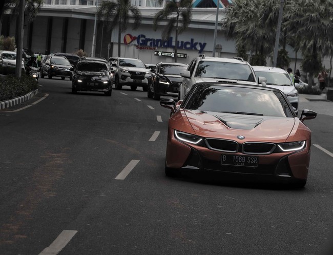 Mobil Sport Ramah Lingkungan BMW i8 Roadster
