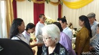 Didik Nini Thowok tampak menyalami pelayat yang menyambangi rumah duka.  Foto: Eko Susanto/ detikHOT