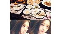Meski punya badan yang ramping, Nana juga doyan makan. Tuh liat aja berapa banyak makanan yang ada di mejanya. Ada pizza, pasta hingga nasi hotplate.  Foto: Instagram jin_a_nana