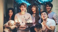 23, tulis Fandi saat merayakan ulang tahun salah seorang temannya. Ada dua kue cokelat nih yang dipegang temannya itu. Salah satunya pasti dari Fandi dan rekannya. Foto: Instagram kdi2018_erfandi