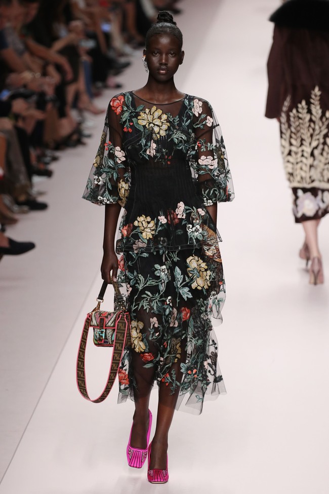 Adut Akech memulai karier modeling pada usia 16 tahun. Kariernya kian cemerlang dari tahun ke tahun, terutama di 2018. Foto: Getty Images