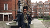 Luka memang terkenal dengan streetstyle yang terlihat keren. Gayanya saat berada di London, Inggirs. (lukasabbat/Instagram)