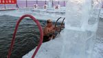 Lomba Ekstrim Berenang di Sungai Es, Berani Coba?