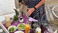 Gwyneth Palthrow terlihat sedang berada di kafe dan tengah memesan minuman di bar.  Foto: Istimewa
