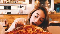 Wah, kira-kira Natasha sanggup habisin semua pizza ini nggak ya? Di keterangan foto ia menulis, All. Mine. Foto: Instagram natasharyder