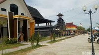 Jadi wajar ya kalau foto di depan pura Swarnadwipa terasa sedang berada di Pulau Dewata. Yuk langsung datang Palembang dan mampir ke pura yang lagi hits ini. (Raja Adil Siregar/detikTravel)