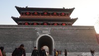 Kota Tua Qingzhou atau Qingzhou Ancient Town berjarak sekitar 1,5 jam dari Kota Weifang, Provinsi Shandong, China. Qingzhou Ancient Town diawali dengan gerbang besar. Traveler bisa masuk gratis ke dalam kawasan Kota Tua. (Bonauli/detikTravel)