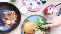 Selain sering berkumpul bersama teman-temannya, Winona juga suka brunch di kafe kekinian. Kali ini menu yang ia pilih ada crispy chicken burger dengan kentang goreng renyah, dan jus buah segar. Foto: Instagram @nonawilly16