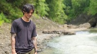 Dia juga bertemu dan mendapat gangguan dari ular di hutan. Urusan persediaan minum juga akan jadi tantangan. (My Trip My Adventure)