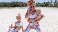 Selain posenya yang kompak, ibu anak ini juga selalu memperhatikan outfit yang dikenakan. Mereka kerap pakai baju dengan model dan motif yang sama. Seperti saat santai di pantai dengan celana semangka ini. Foto: instagram @the.quinn.girls