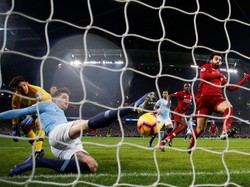 Penyelamatan John Stones pada menit ke-21 menjadi salah satu momen emas di babak pertama. Liverpool batal unggul. (Foto: Phil Noble/Reuters)