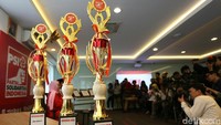 Partai Solidaritas Indonesia (PSI) memberikan penghargaan Kebohongan Awards untuk Prabowo Subianto, Sandiaga Uno, dan Andi Arief.