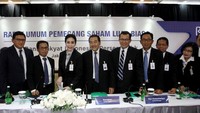 Direktur Utama Bank BRI Suprajarto (empat dari kiri) bersama jajaran direksi Bank BRI Priyastomo, Achmad Solichin Lutfiyanto, Handayani, Haru Koesmahargyo, Sis Apik Wijayanto, Mohammad Irfan dan R Sophia Alizsa usai rapat umum pemegang saham luar biasa (RUPSLB) PT Bank Rakyat Indonesia Tbk (BRI) di Jakarta. Kamis (3/1/2018). Foto: dok. BRI
