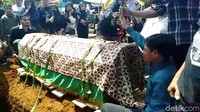 Sebelumnya jenazah Torro Margens disalatkan di Masjid Hayyatan Toyibah.