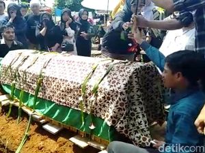 Torro Margens Meninggal Dunia, Penjelasan Nikita Mirzani Lepas Hijab