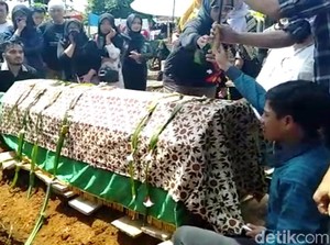 Torro Margens Meninggal Dunia, Penjelasan Nikita Mirzani Lepas Hijab