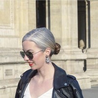 Setelah perjalananku ke Istanbul tahun lalu (di mana aku melihat akar rambut putih di semua fotoku) aku memutuskan untuk jadi natural. Kami pergi ke Eropa Tengah dan aku sangat menikmati foto dari tampilan baruku!, tulis Kate Dinota. Foto: Dok. Instagram @grombre