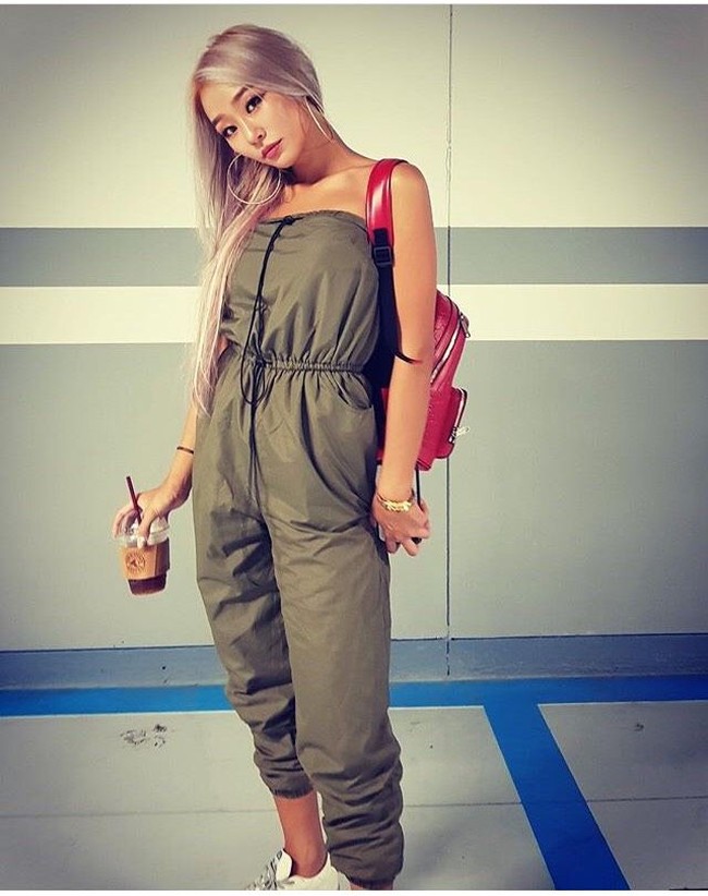 Pada postingan foto-foto di Instagram, pelantun See Sea ini kerap membagikan berbagai aktivitasnya dengan busana yang stylish dan makeup natural. Foto: dok. Instagram @xhyolynx