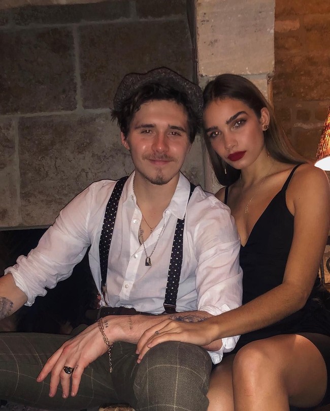 Hana Cross tampaknya sudah sangat akrab dengan keluarga Beckham. Ia bahkan ikut menghadiri pesta Tahun Baru di rumah orangtua Brooklyn akhir tahun kemarin. Foto: Dok. Instagram @hanacross