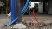 Bahkan sisa-sisa galian kabel bawah tanah ini tak dirapihkan dan dibiarkan menjulurkan ke atas permukaan tanah.