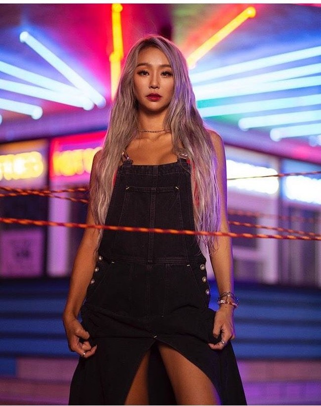 “Ini bukan konsermu,” kritik netizen. “Kostumnya menghancurkan sisi penampilan baiknya,” tambah netizen lainnya mengomentari penampilan Hyorin. Foto: dok. Instagram @xhyolynx