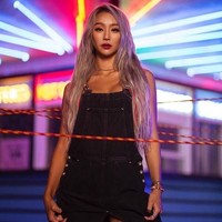 “Ini bukan konsermu,” kritik netizen. “Kostumnya menghancurkan sisi penampilan baiknya,” tambah netizen lainnya mengomentari penampilan Hyorin. Foto: dok. Instagram @xhyolynx