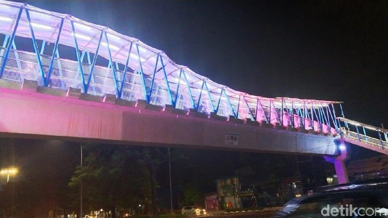 Berwarna-warni, JPO Pelangi Sumarno Jadi Tempat Nongkrong Remaja Berwarna-warni, JPO Pelangi Sumarno Jadi Tempat Nongkrong Remaja