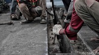 Setelah karet penghubung diganti, biasanya dilapisi dengan aspal. Sehingga kondisi permukaan jalan antara beton bisa merata.