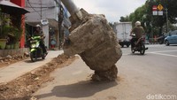 Begini penampakan tiang-tiang yang Nyender akibat imbas galian di sekitar kawasan tersebut. Entah tiang listrik atau pun telepon? tentunya bisa membahayakan para pengguna jalan yang melintas.