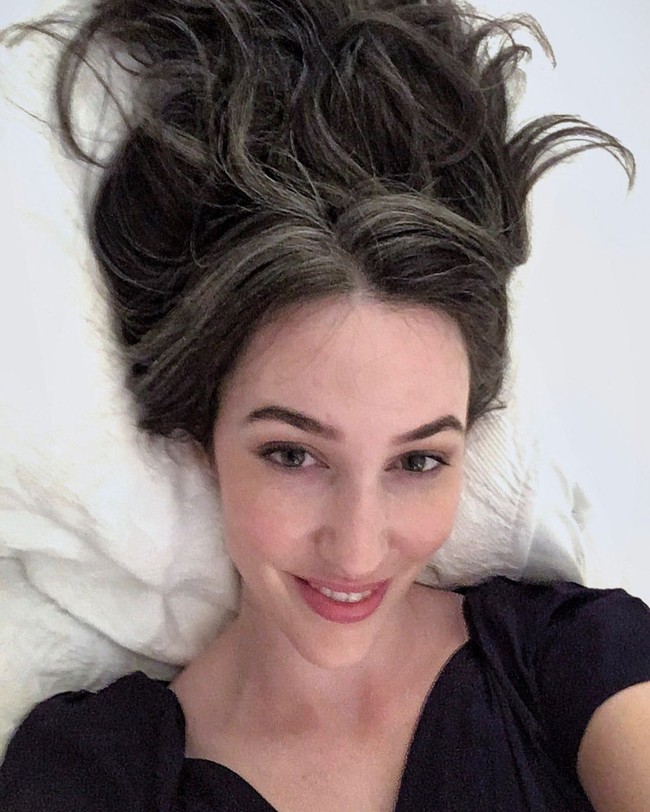 Wanita berikut mengaku sudah dua tahun merayakan tumbuhnya uban di kepala. Ia pun berterima kasih kepada sesama wanita yang telah menginspirasi. Foto: Dok. Instagram @grombre