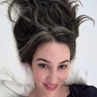 Wanita berikut mengaku sudah dua tahun merayakan tumbuhnya uban di kepala. Ia pun berterima kasih kepada sesama wanita yang telah menginspirasi. Foto: Dok. Instagram @grombre