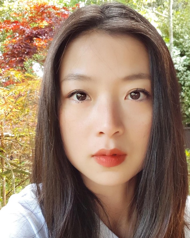 Wanita dari berbagai kalangan mengirim foto dan pengalaman mereka ke akun Instagram @grombre. Wanita bernama Charlotte Cui ini pun mengaku jika rambutnya mulai memutih. Bukannya malu dan ingin menutupi, Charlotte justru melihatnya sebagai highlight kehidupan. Foto: Dok. Instagram @grombre