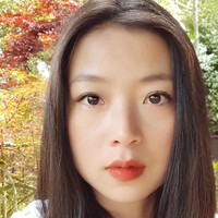 Wanita dari berbagai kalangan mengirim foto dan pengalaman mereka ke akun Instagram @grombre. Wanita bernama Charlotte Cui ini pun mengaku jika rambutnya mulai memutih. Bukannya malu dan ingin menutupi, Charlotte justru melihatnya sebagai highlight kehidupan. Foto: Dok. Instagram @grombre