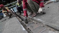 Expansion join sendiri adalah ruang muai yang tersedia dari sambungan beton di jembatan maupun jalan layang. Biasanya bahan penyambubg yang digunakan adalah karet. 