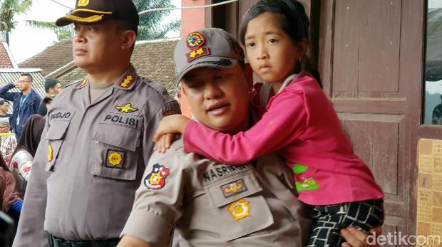 Polisi Konselor Pulihkan Trauma Anak Korban Longsor Sukabumi