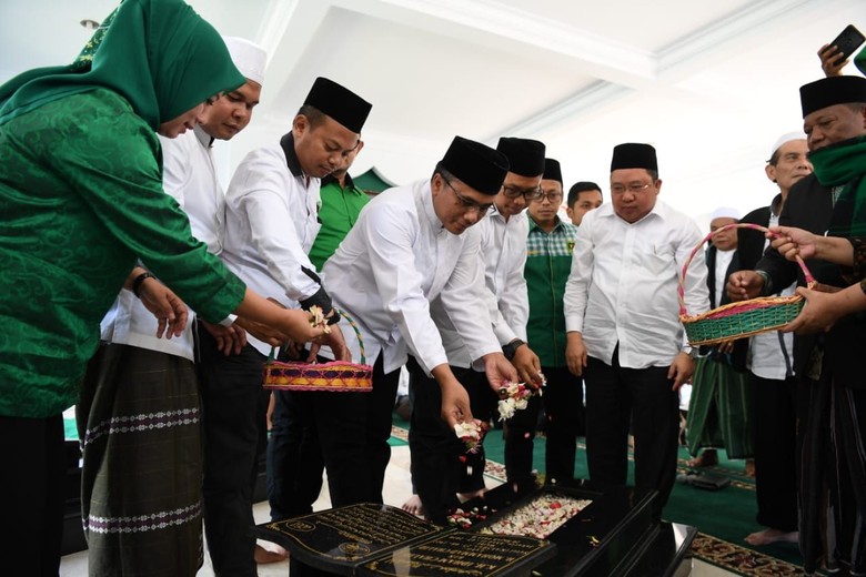 Di Bogor, Pengurus PPP Ziarah ke Makam KH Idham Chalid Di Bogor, Pengurus PPP Ziarah ke Makam KH Idham Chalid