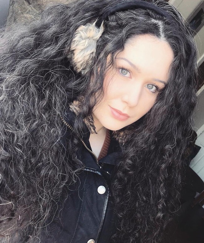 Wanita muda cantik lainnya yang percaya diri dengan rambut beruban adalah Rebecca Reigns. Di usianya yang ke-23, wanita tersebut tidak pernah berpikiran negatif mengenai rambut yang memutih. Ia pun telah menginspirasi wanita lain untuk tidak menutupi uban. Foto: Dok. Instagram @grombre