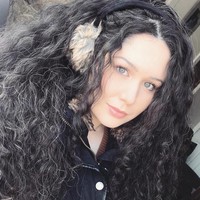 Wanita muda cantik lainnya yang percaya diri dengan rambut beruban adalah Rebecca Reigns. Di usianya yang ke-23, wanita tersebut tidak pernah berpikiran negatif mengenai rambut yang memutih. Ia pun telah menginspirasi wanita lain untuk tidak menutupi uban. Foto: Dok. Instagram @grombre