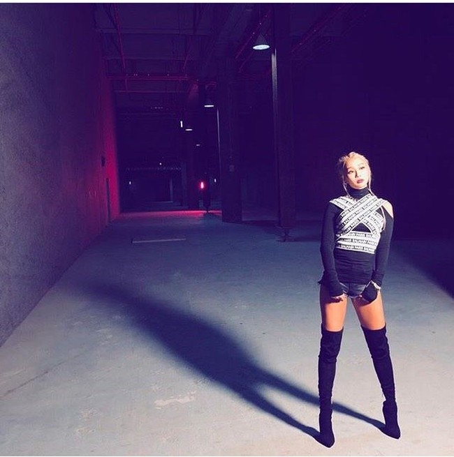 Penampilan seksi penyanyi yang memiliki nama asli Kim Hyo Jung ini bahkan menjadi hot topik pertama di Naver pada Selasa (1/1/2019).  Foto: dok. Instagram @xhyolynx