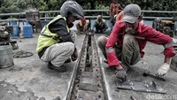 Hal itu disebabkan rusaknya sambungan celah sambungan alias expansion joint.